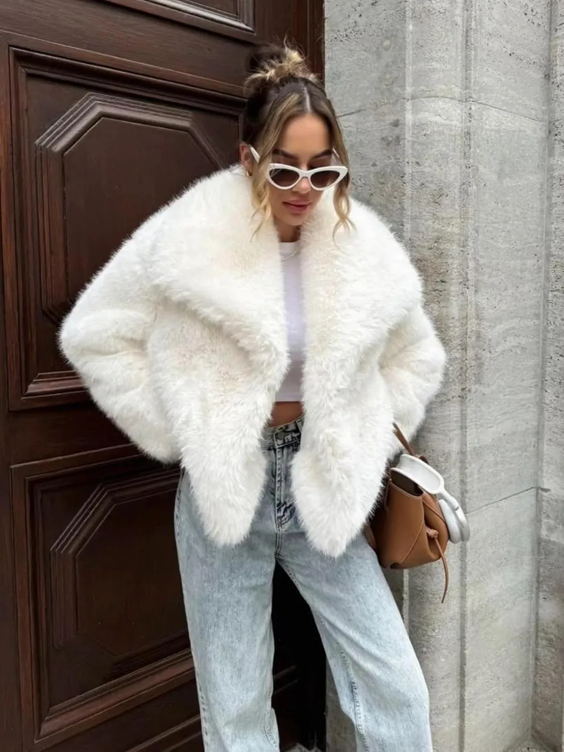 Gnveub Women's Faux Fur Jacket Oversized Lapel Fur Coat Winter Warm Fluffy Short Outerwear